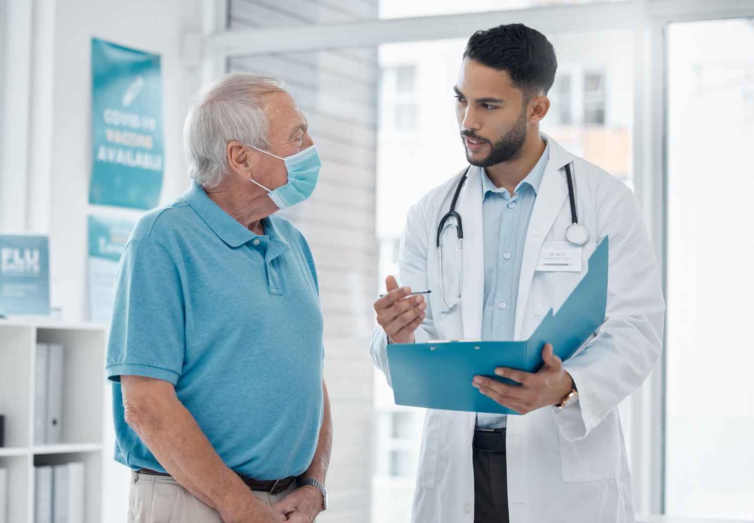Médico conversando com paciente